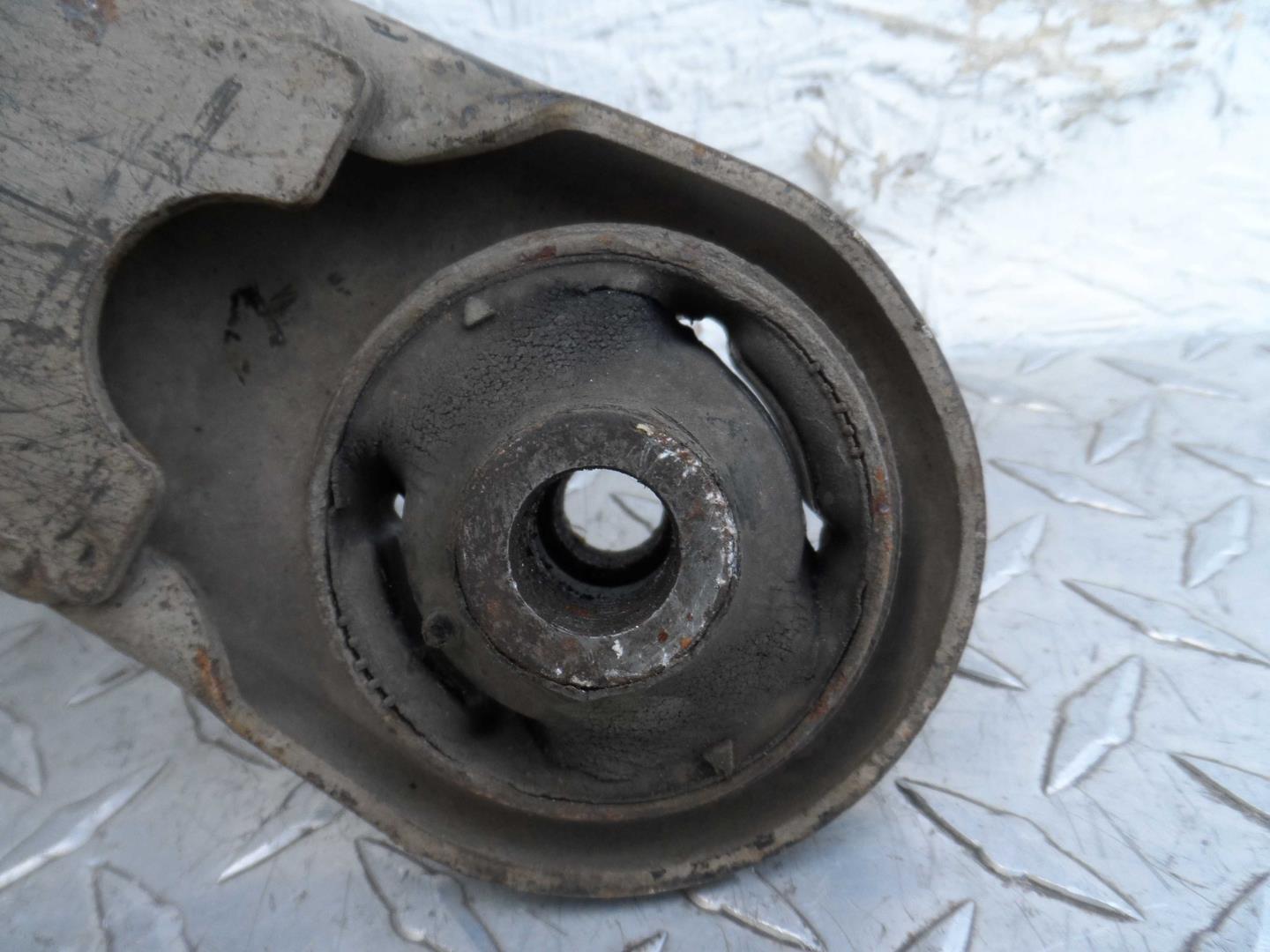 Рычаг передний нижний правый