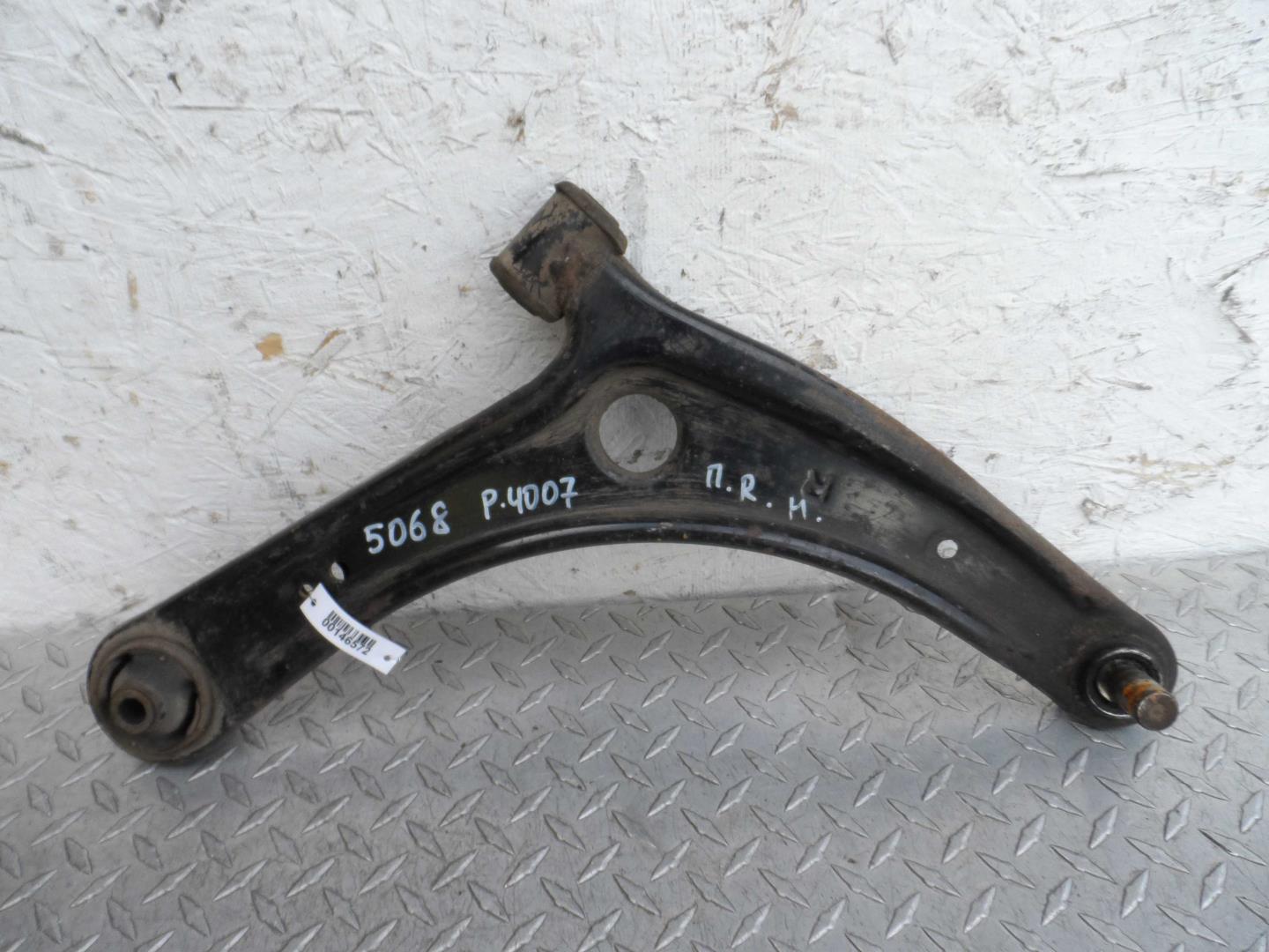 Рычаг передний нижний правый