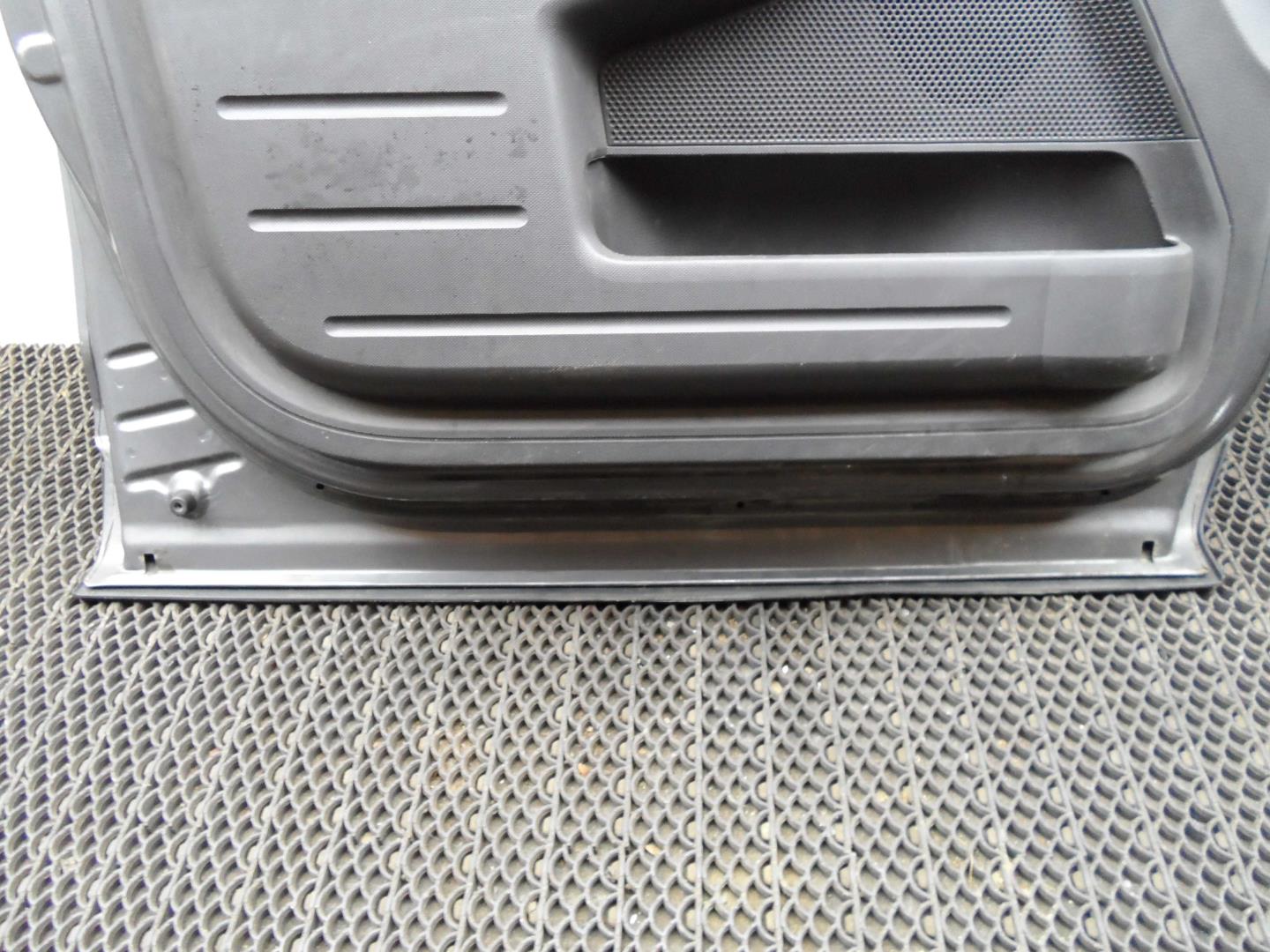 Стекло двери передней левой