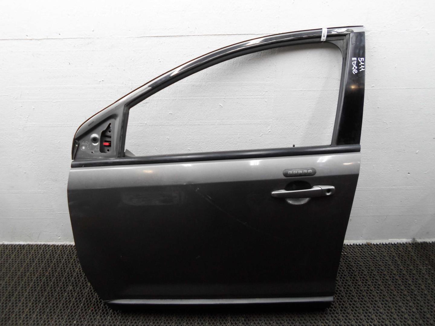 Стекло двери передней левой