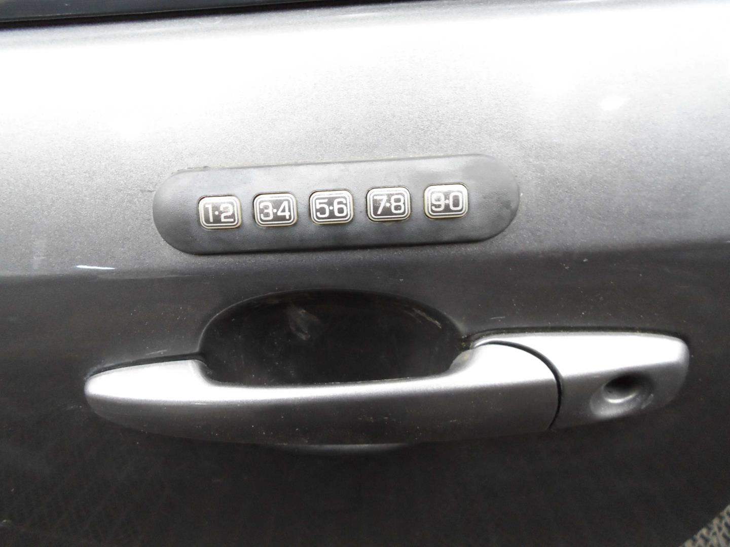 Стекло двери передней левой