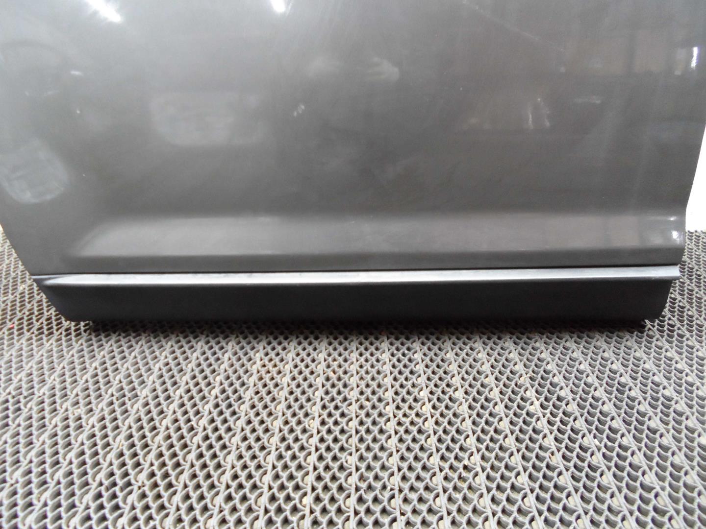 Стекло двери передней левой