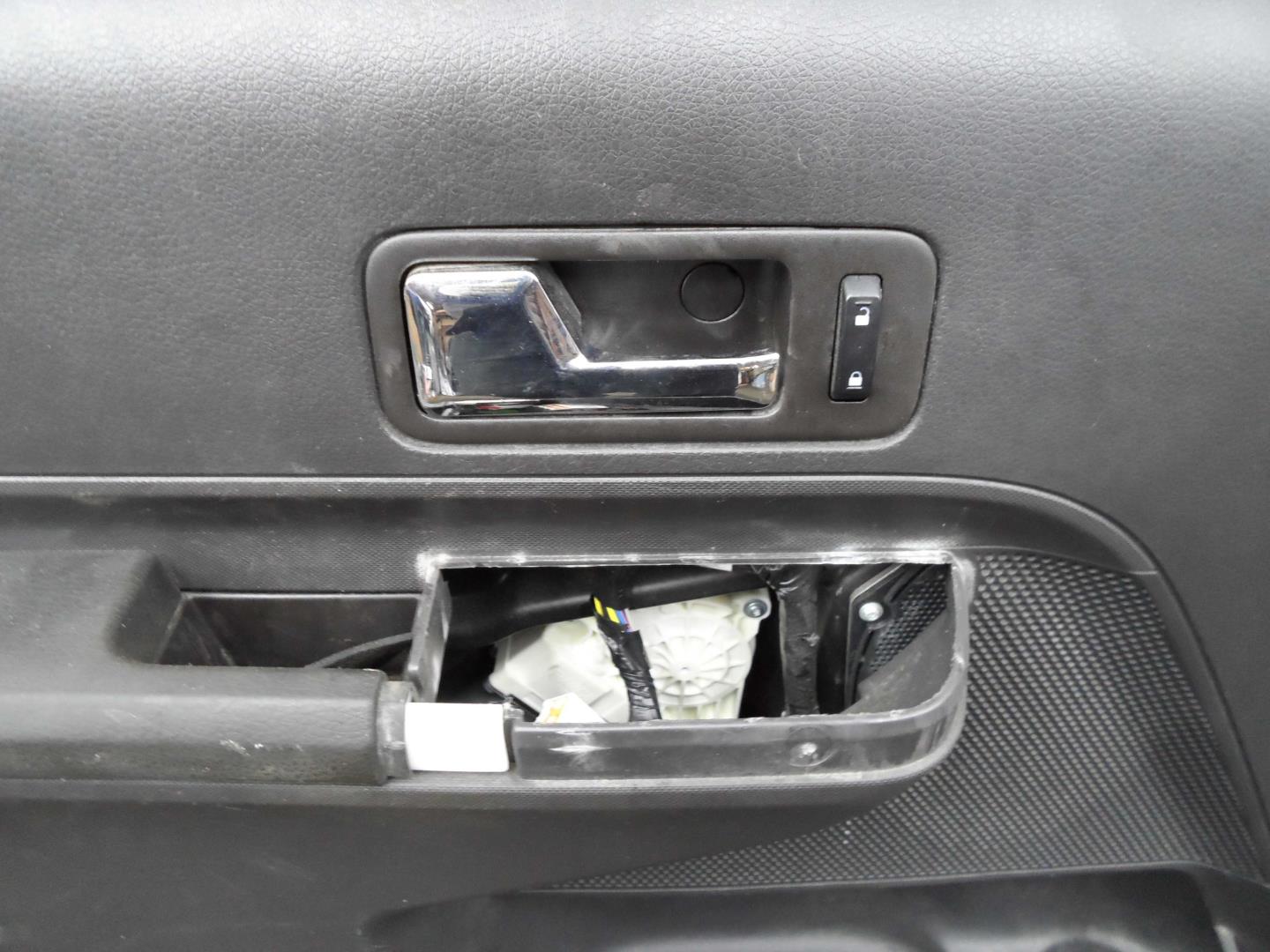 Стекло двери передней левой