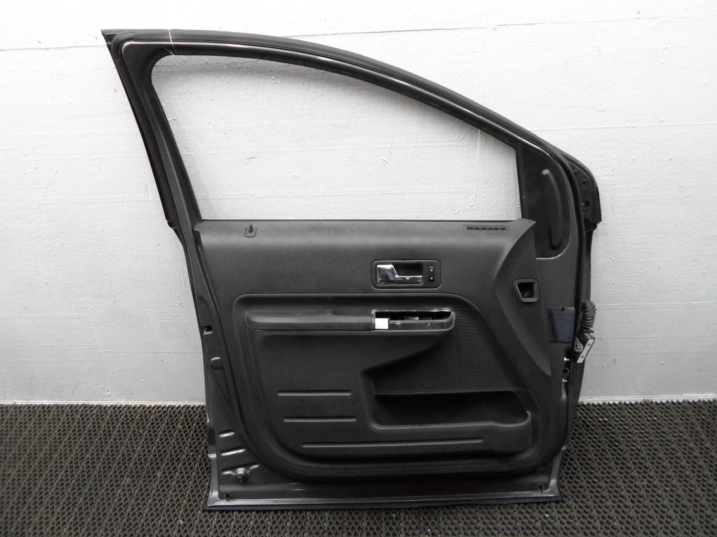 Стекло двери передней левой