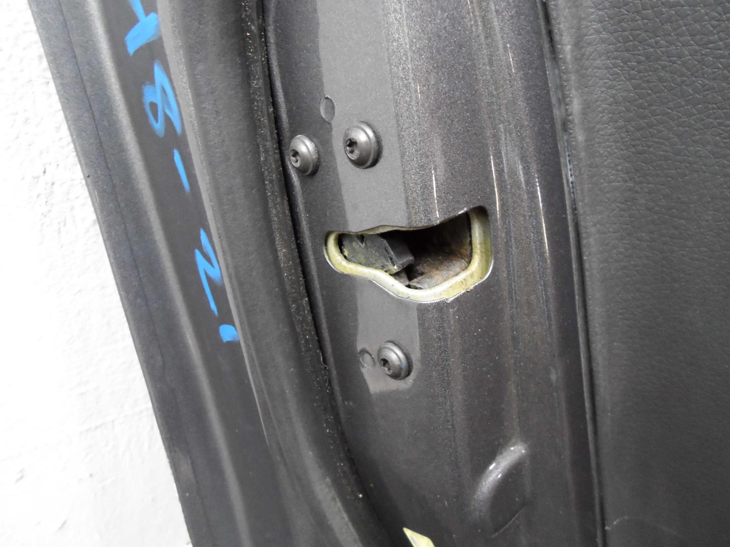 Стекло двери передней левой