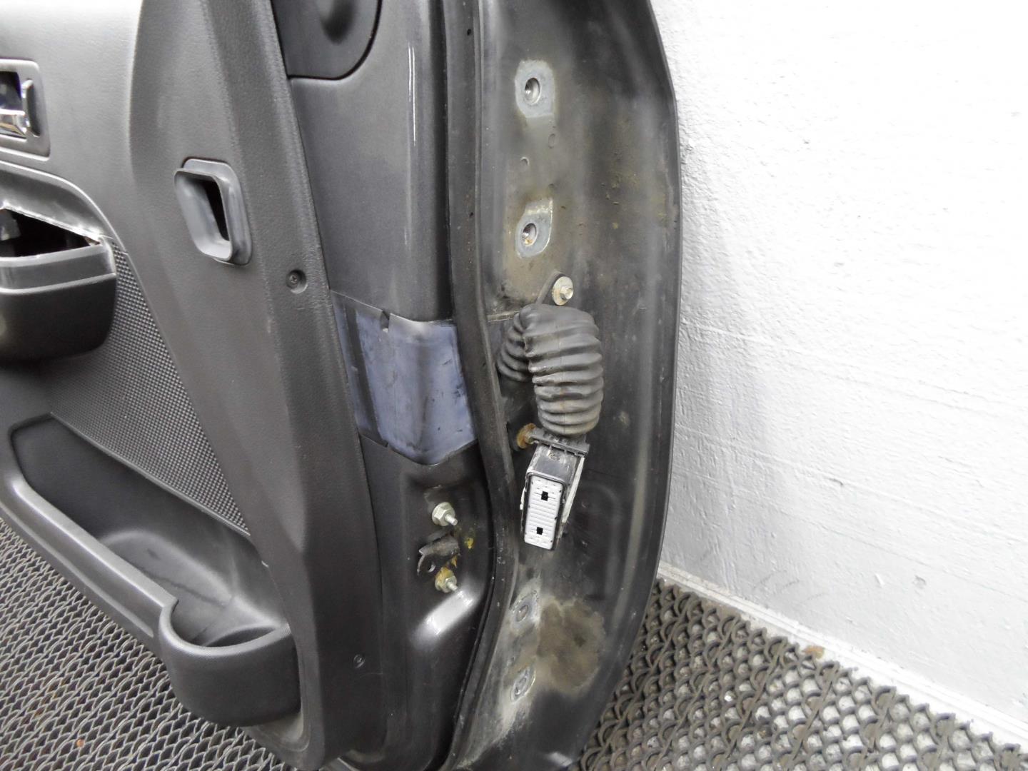 Стекло двери передней левой