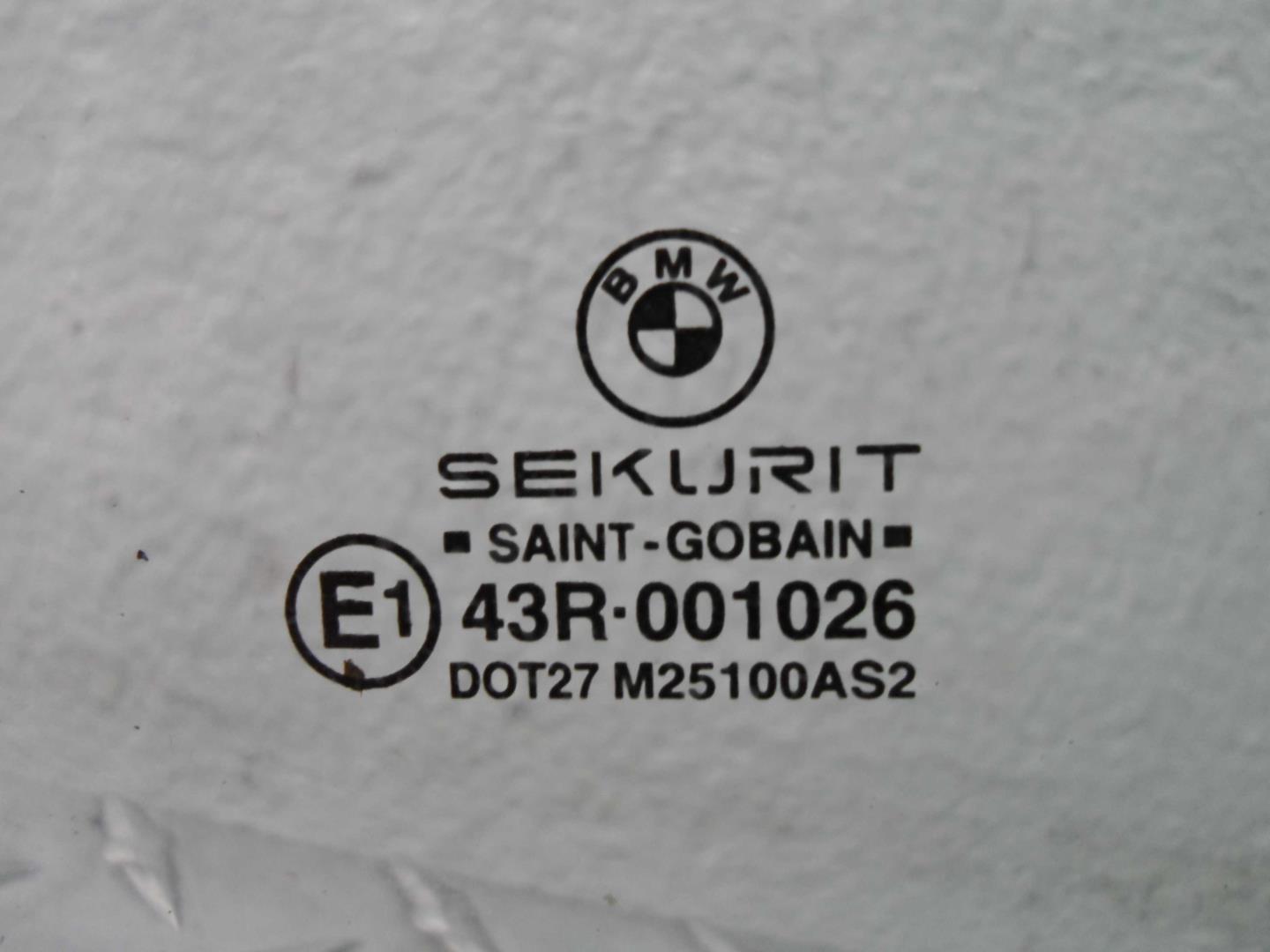 Стекло двери задней левой