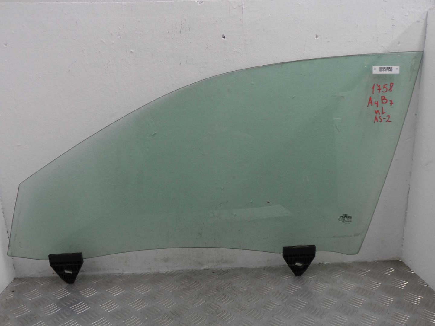 Стекло двери передней левой