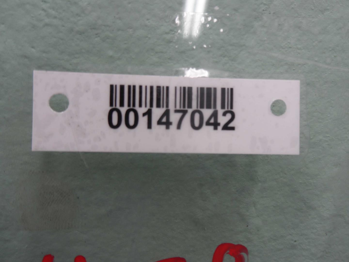 Стекло двери передней левой