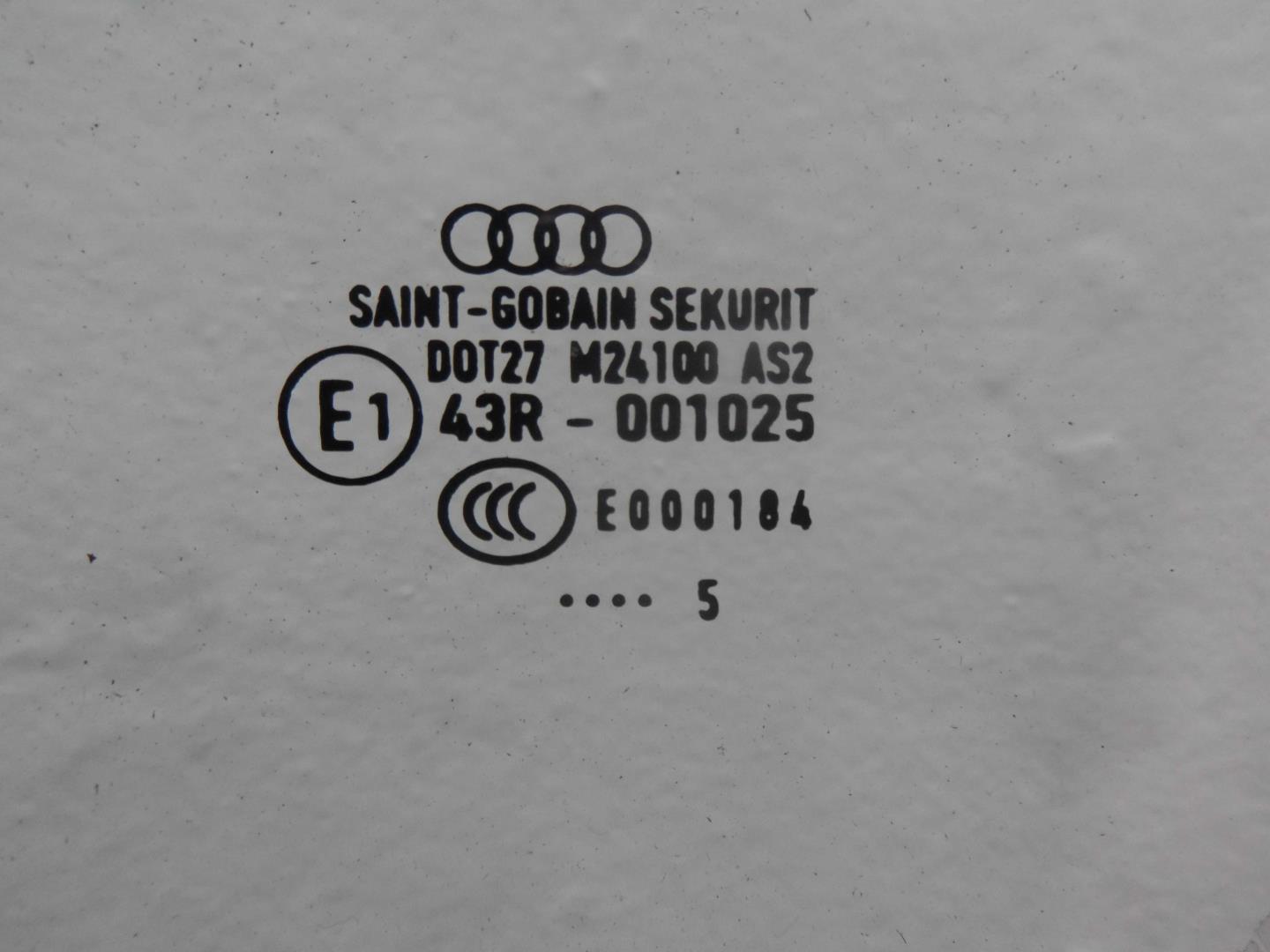 Стекло двери передней левой