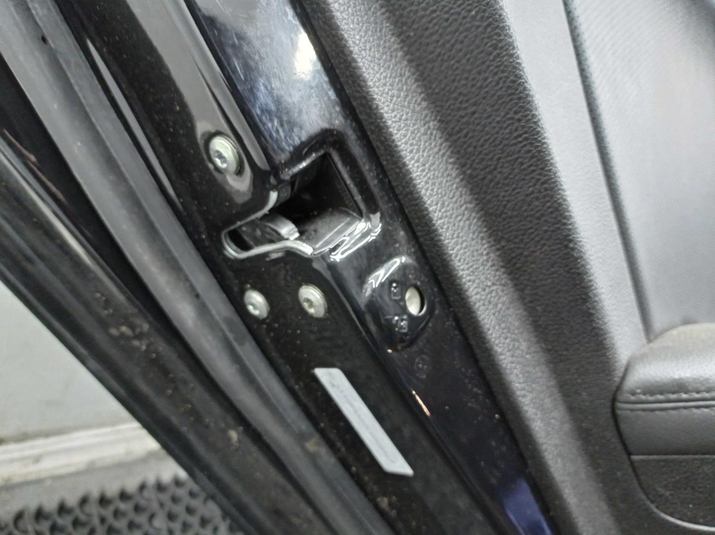 Стекло двери задней левой