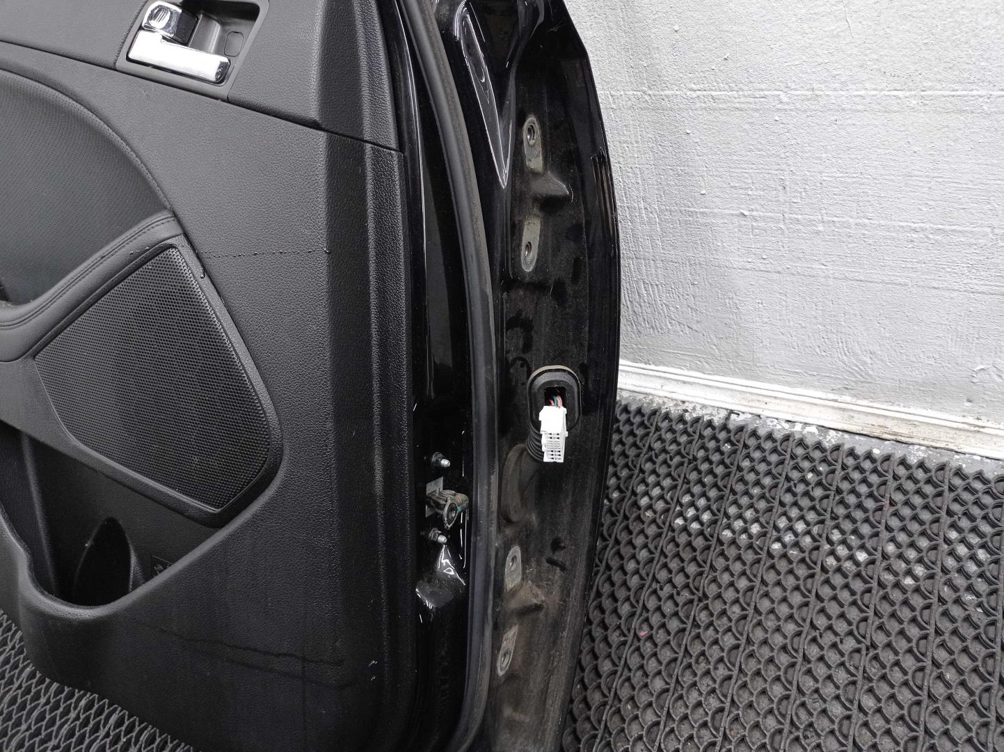 Стекло двери задней левой