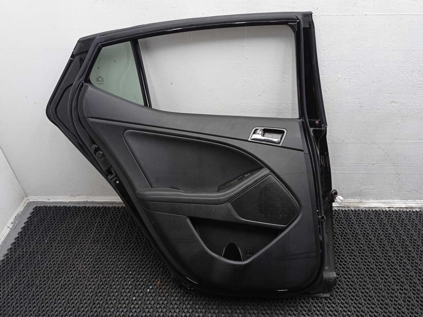 Стекло двери задней левой