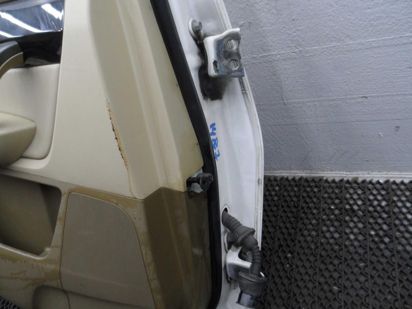 Петля двери