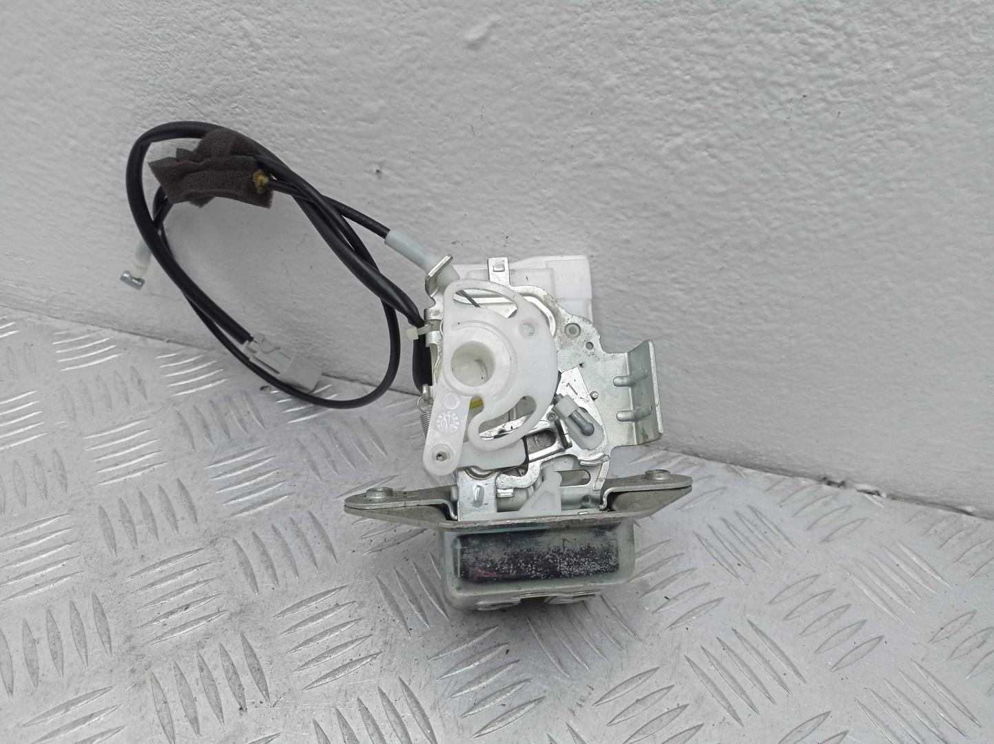 Замок багажника