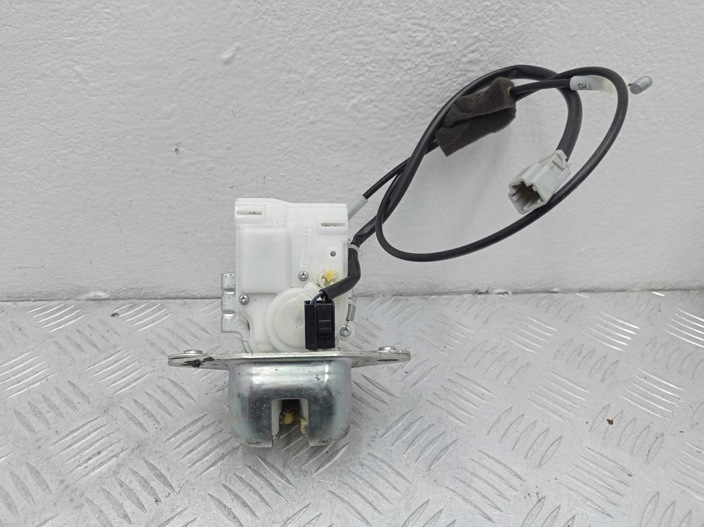 Замок багажника