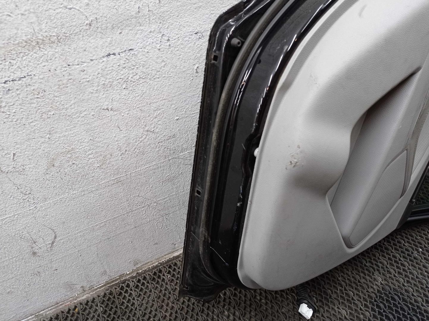 Стекло двери задней левой