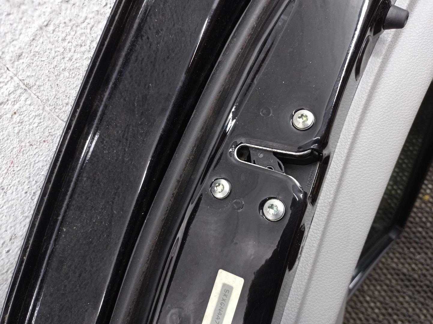 Стекло двери задней левой