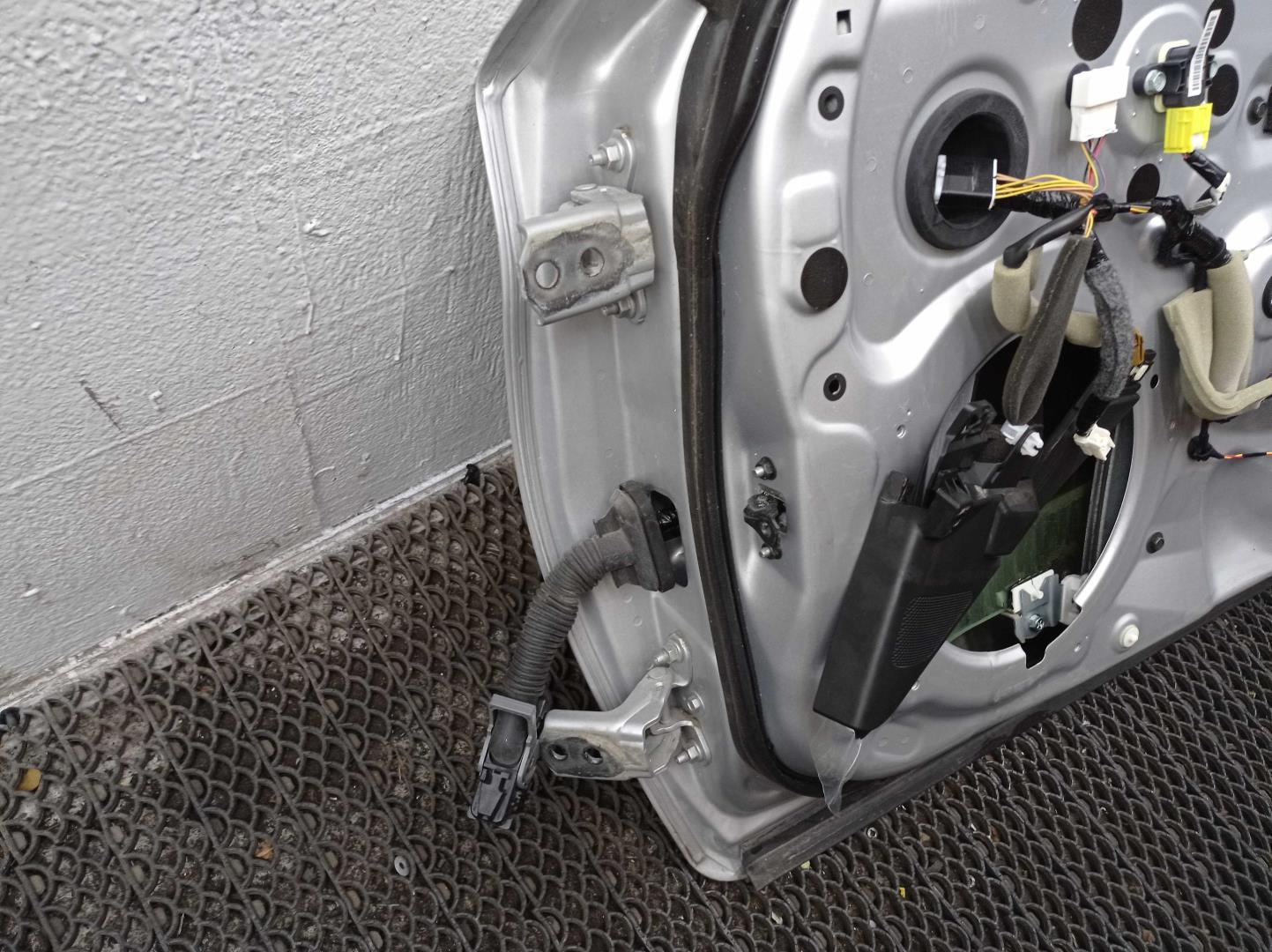 Петля двери передней