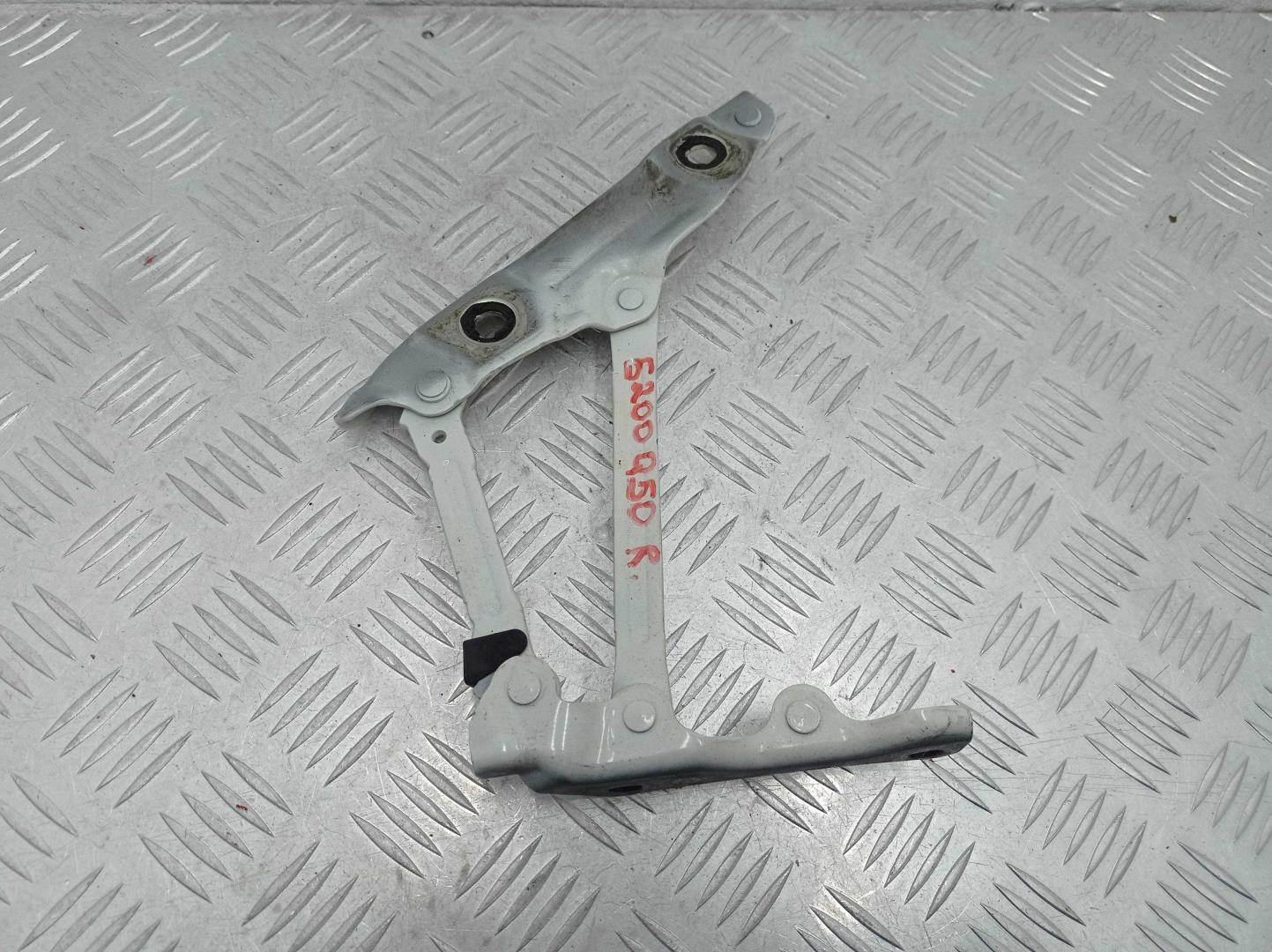 Петля крышки багажника