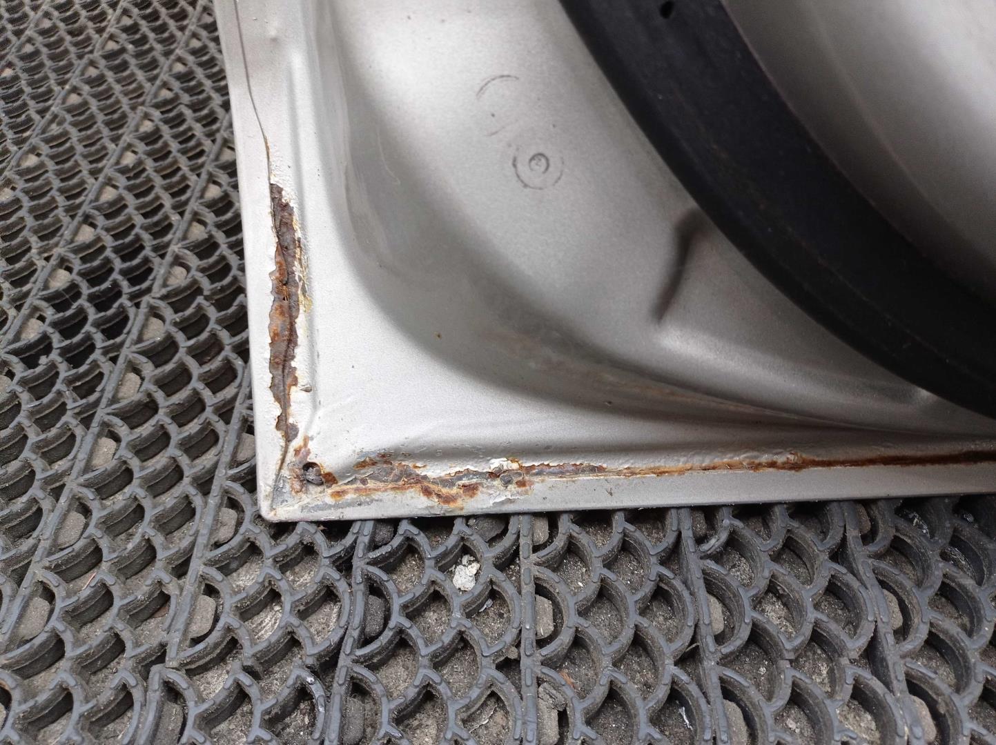 Петля двери передней