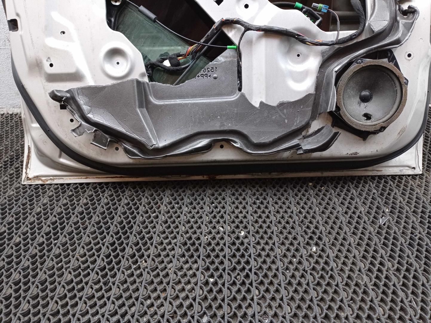 Петля двери передней