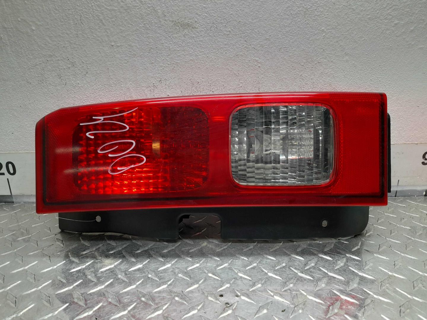 Фонарь задний наружный правый