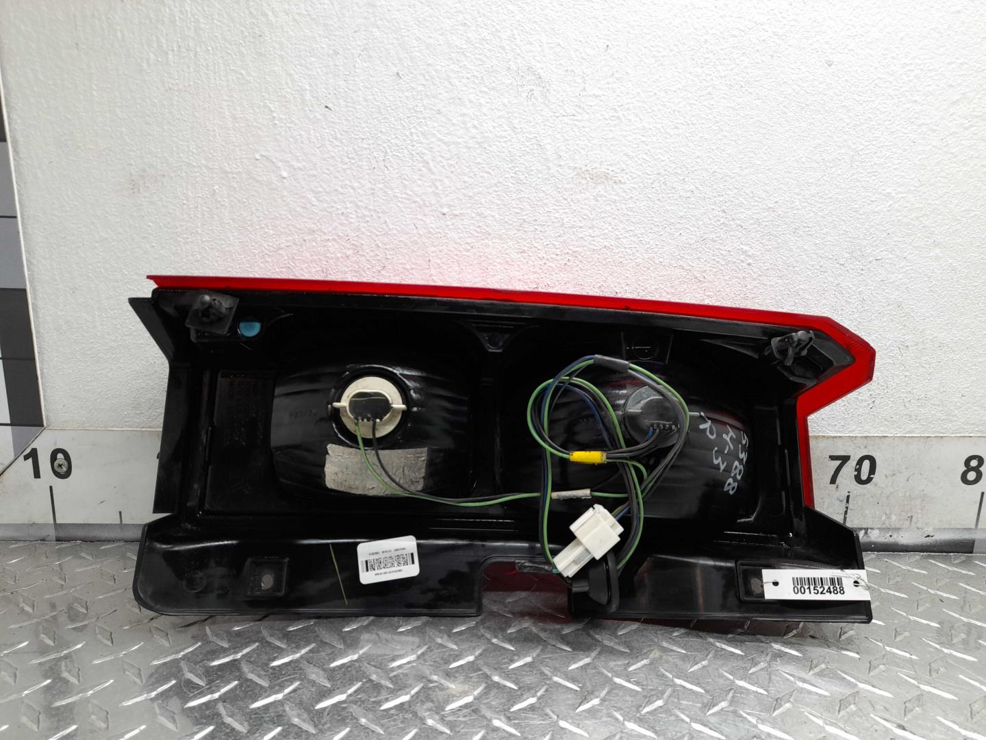 Фонарь задний наружный правый