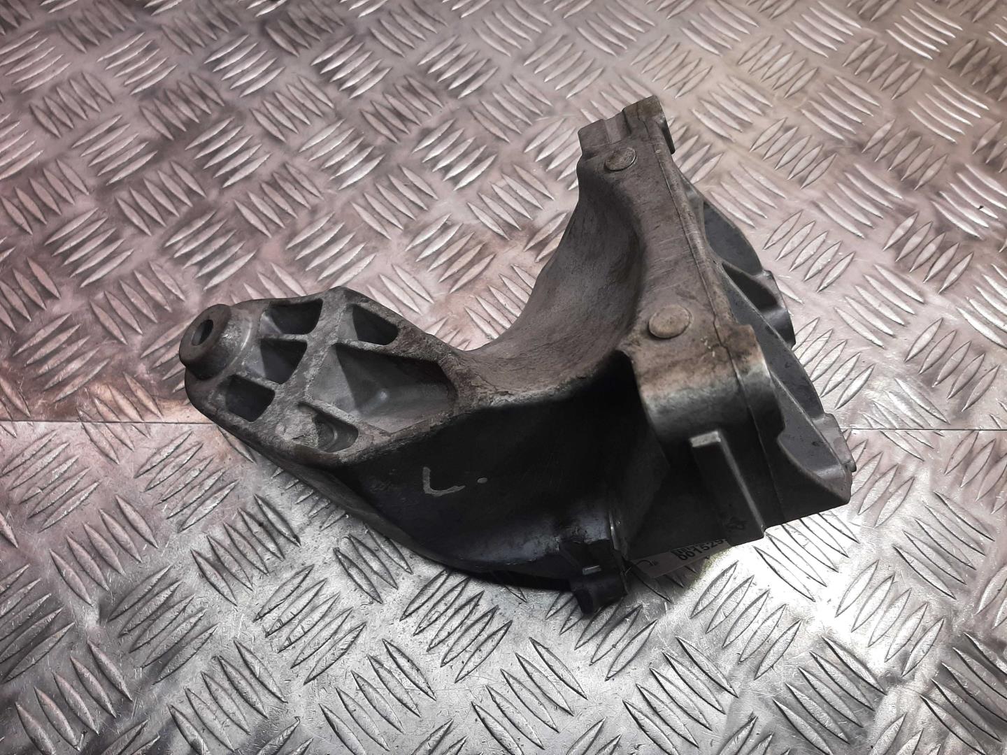 Кронштейн двигателя