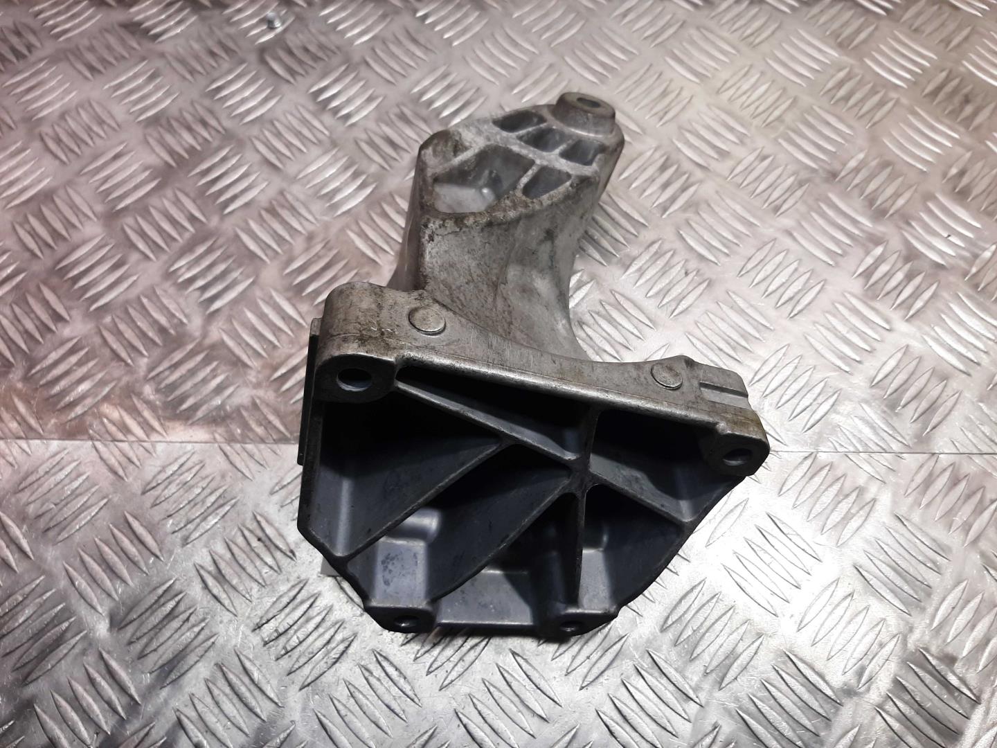 Кронштейн двигателя