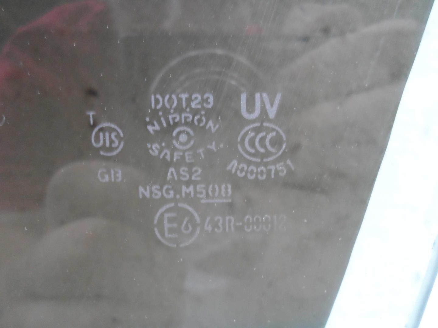 Стекло двери передней левой