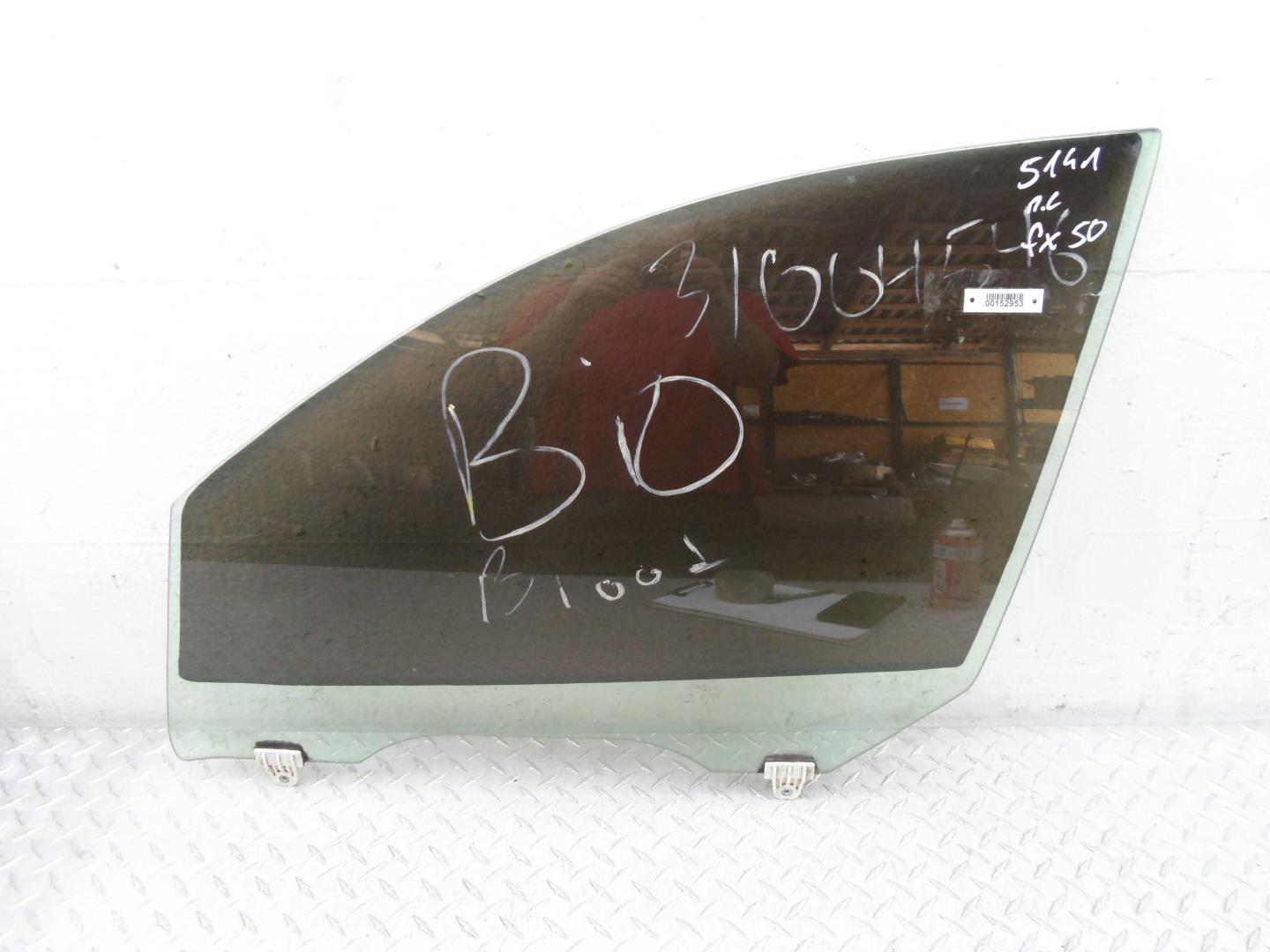 Стекло двери передней левой