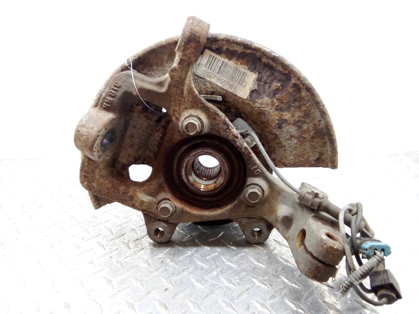 Кулак поворотный передний правый