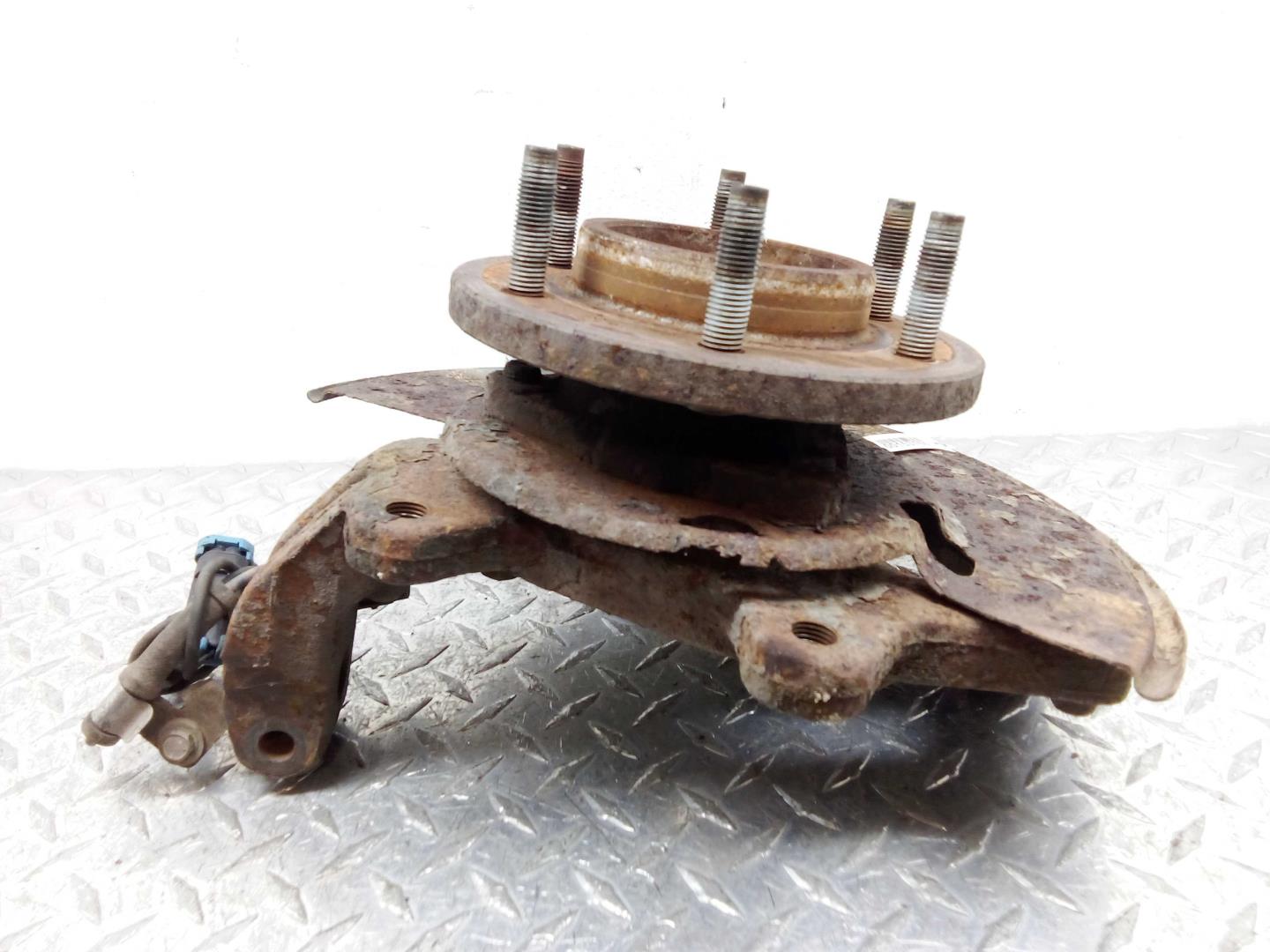 Кулак поворотный передний правый