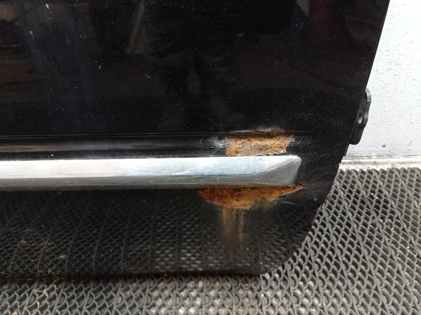 Петля двери передней