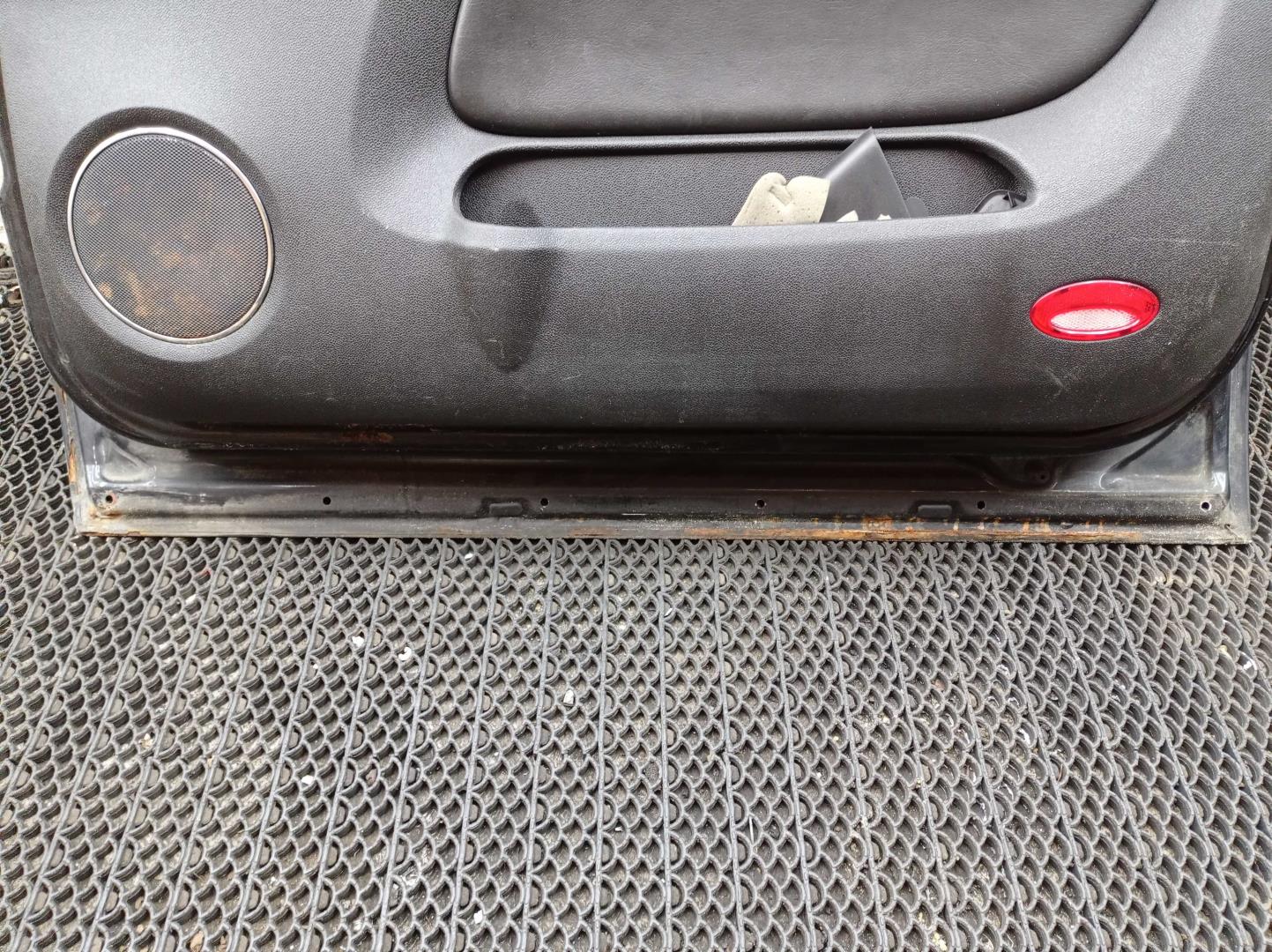 Петля двери передней