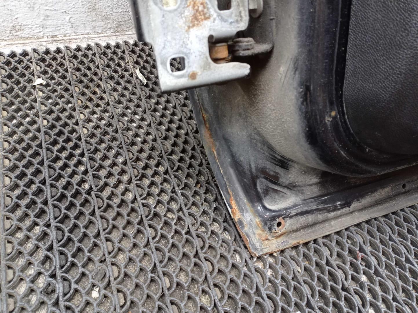 Петля двери передней