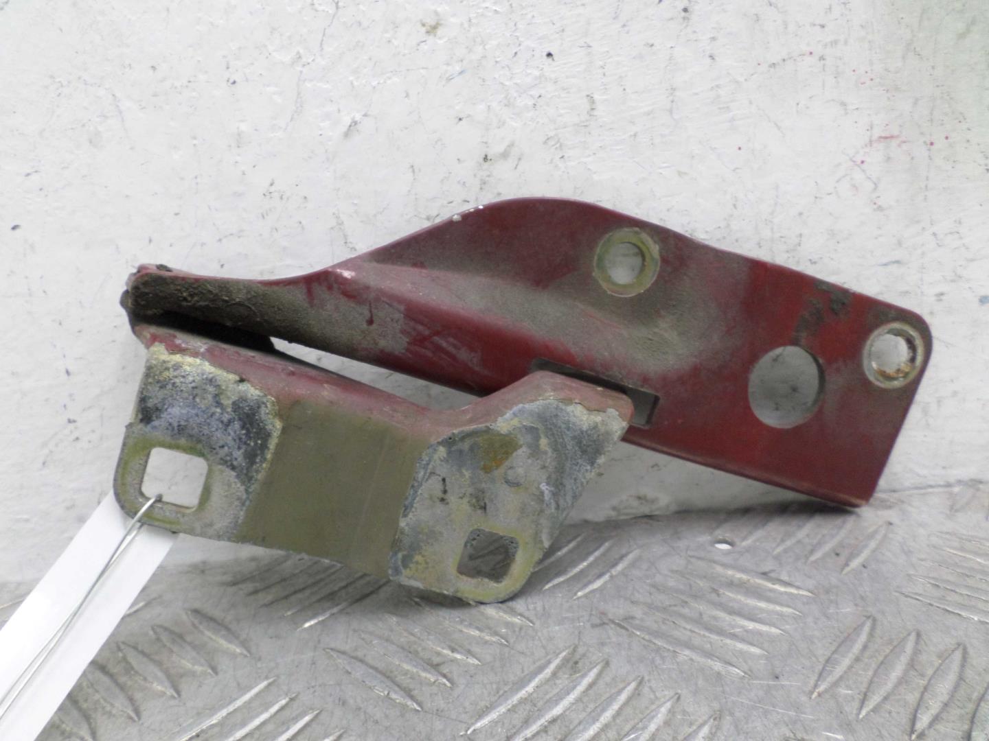 Петля капота левая