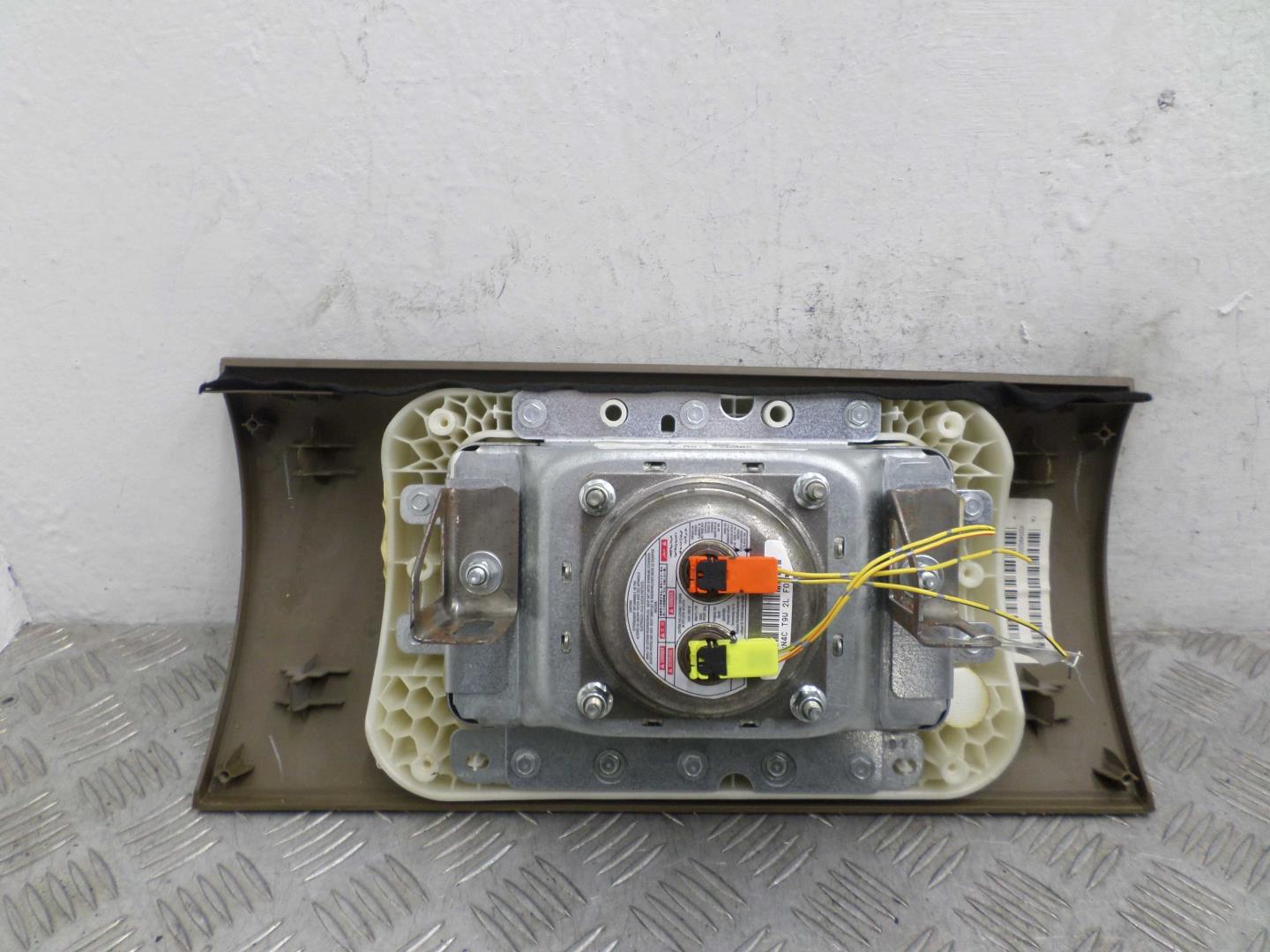 Подушка безопасности пассажирская (в торпедо)