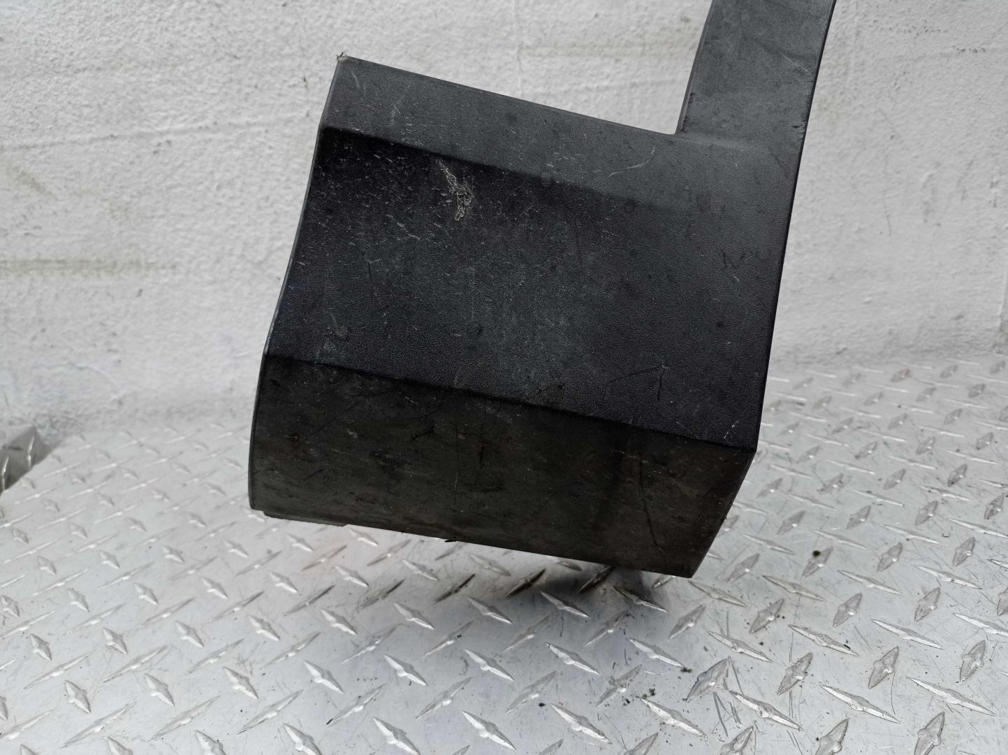 Накладка переднего крыла правого