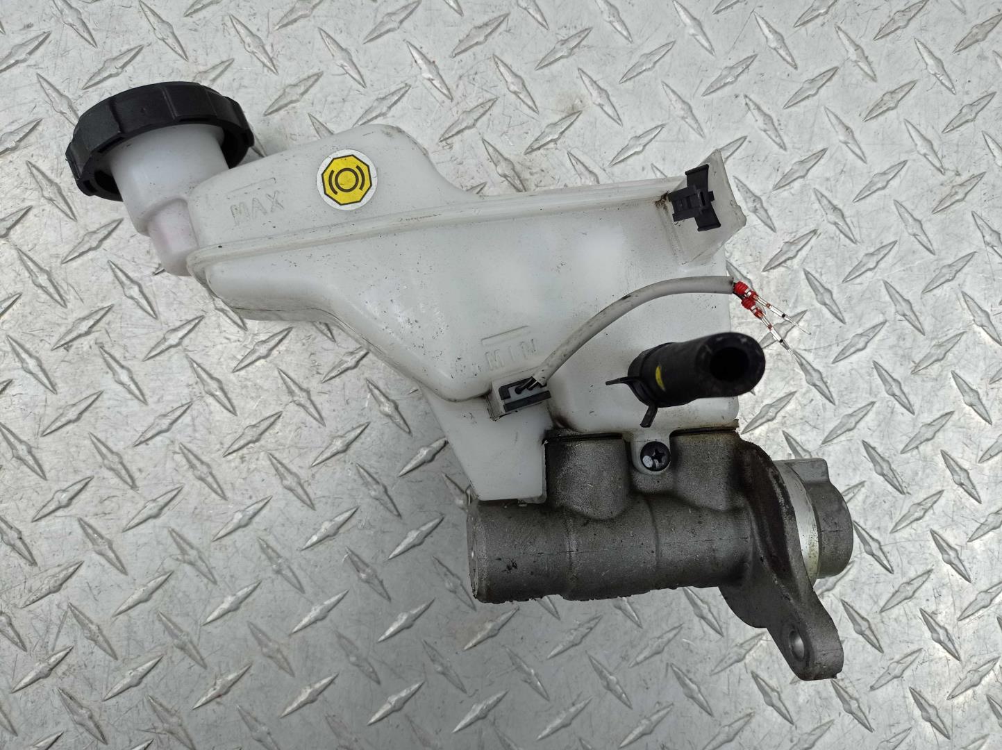 Цилиндр тормозной главный