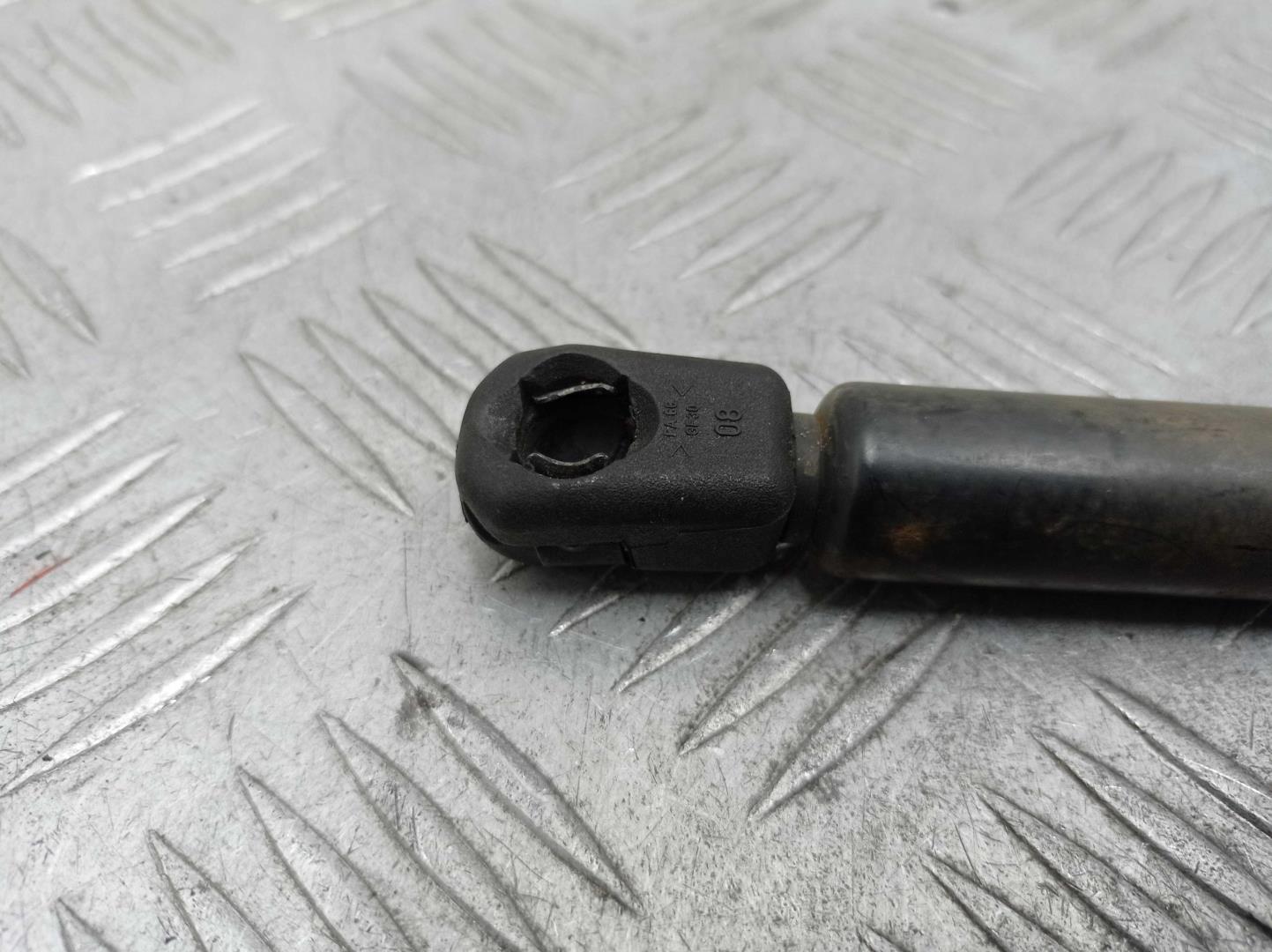 Амортизатор капота