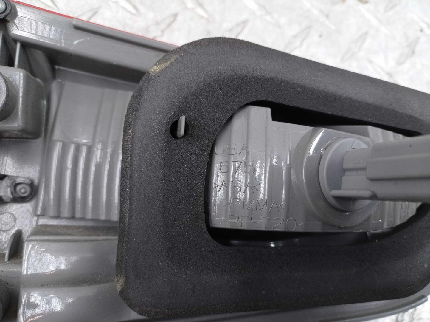 Фонарь задний внутренний правый