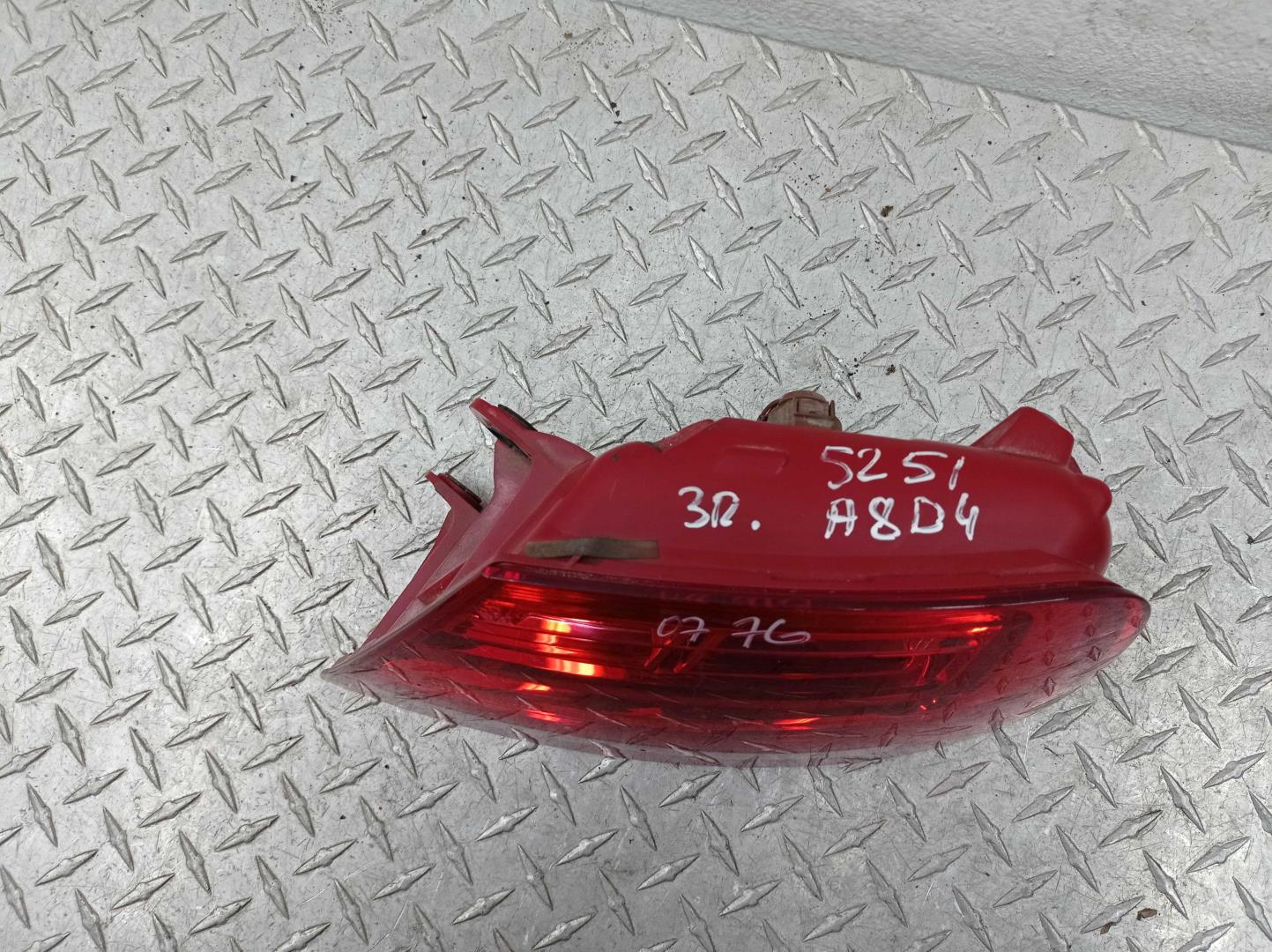 Фонарь задний наружный правый