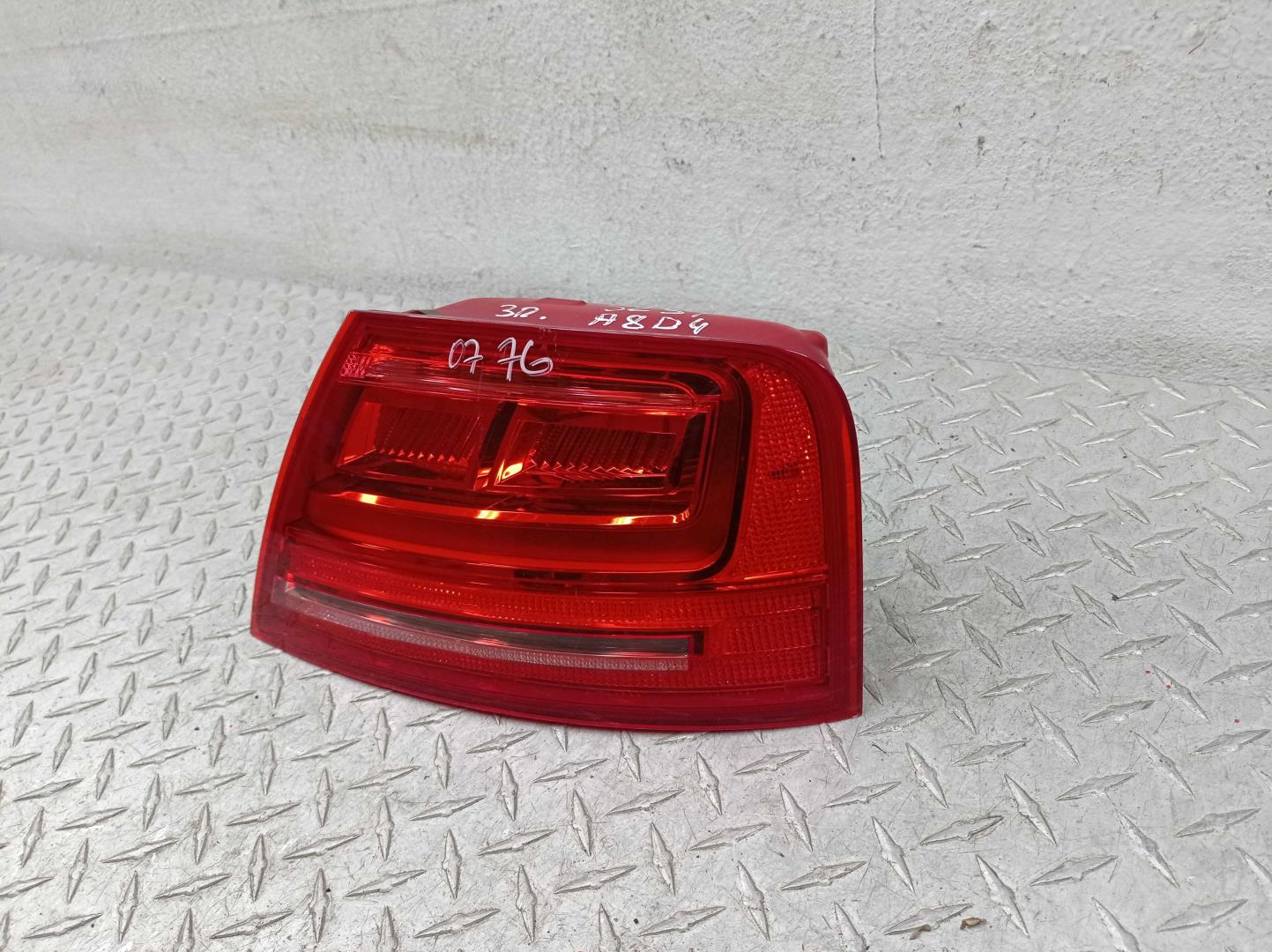 Фонарь задний наружный правый
