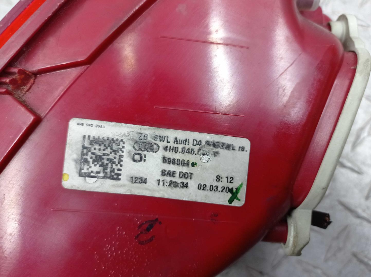 Фонарь задний наружный правый