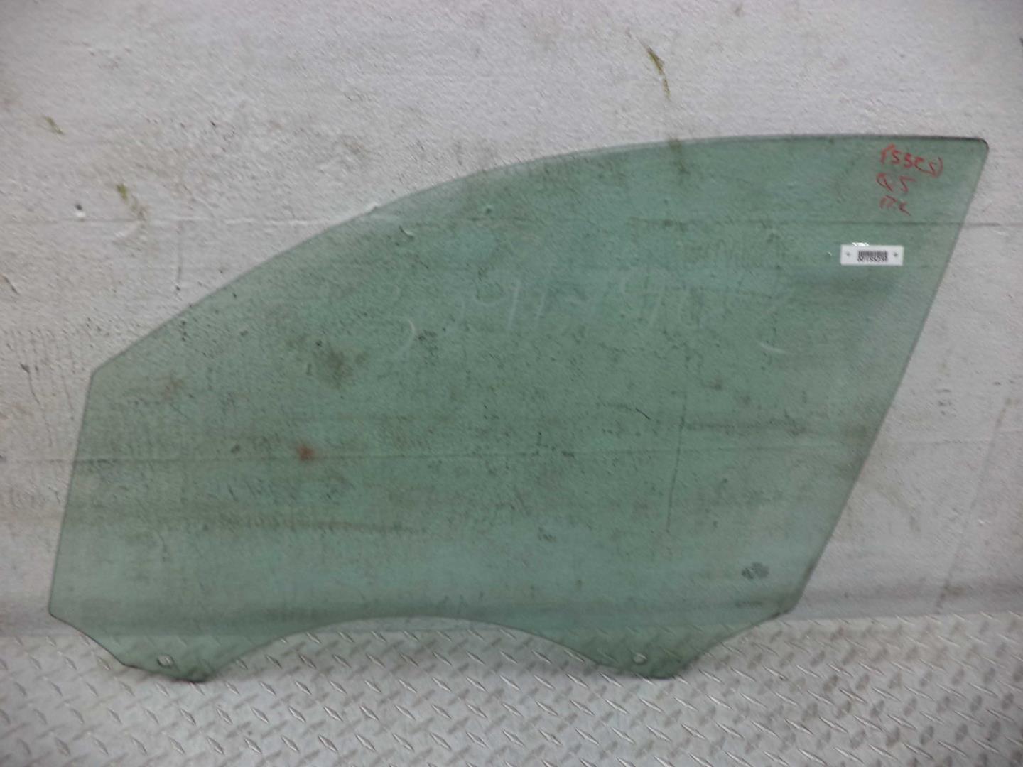 Стекло двери передней левой