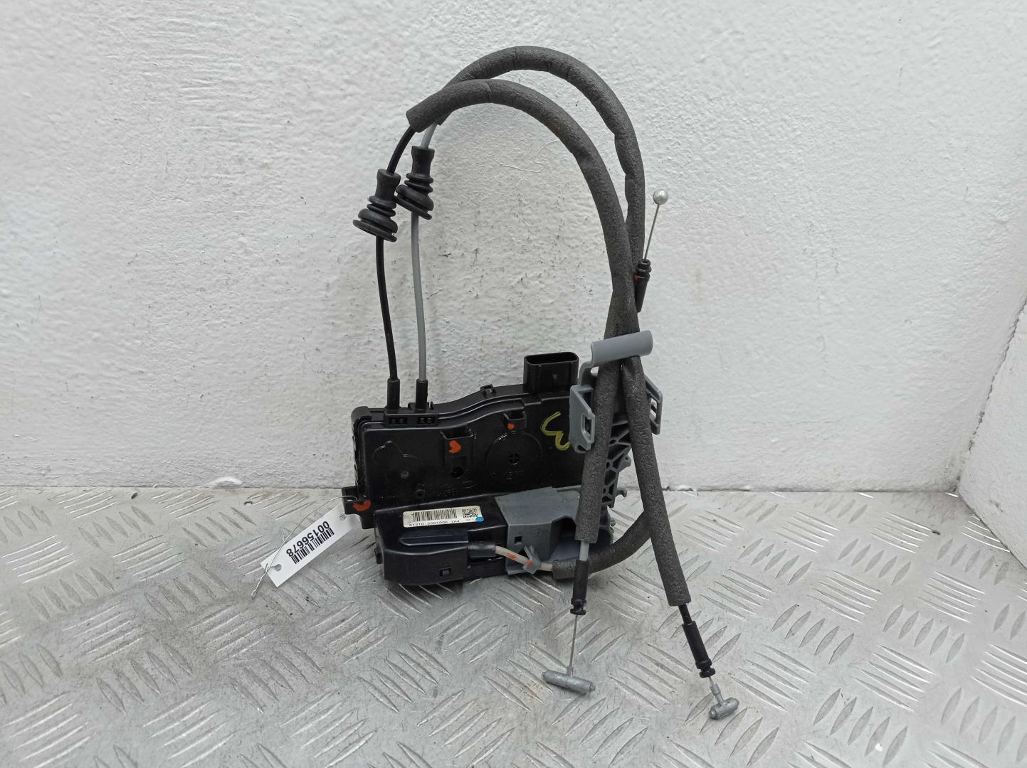 Замок двери передней левой