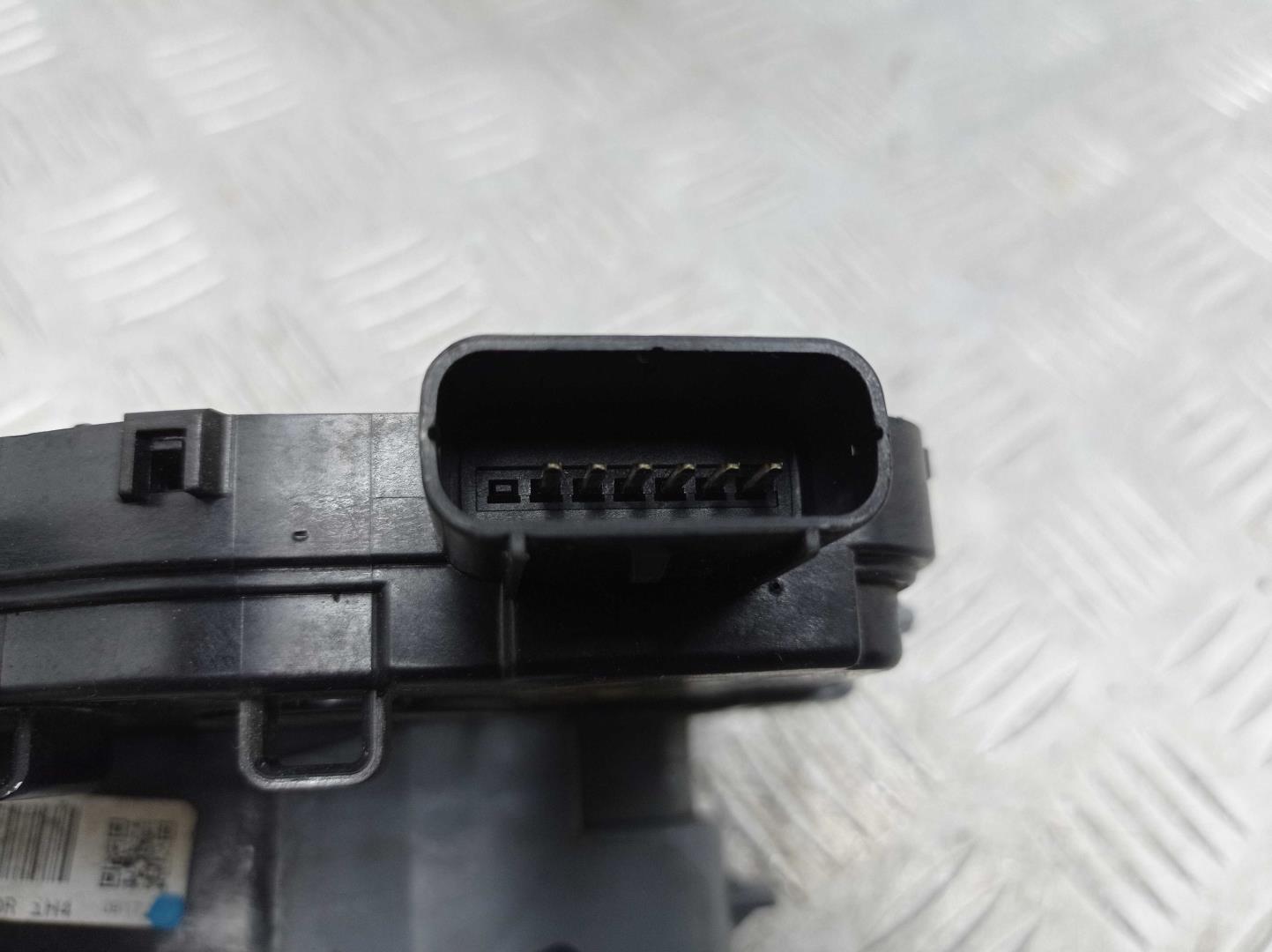 Замок двери передней левой