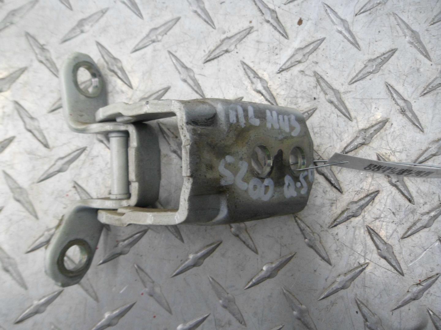 Петля двери передней